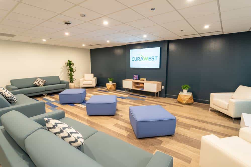 A serene lounge space at CuraWest, a medical detox facility for the treatment of drug and alcohol addiction in Denver, Colorado.